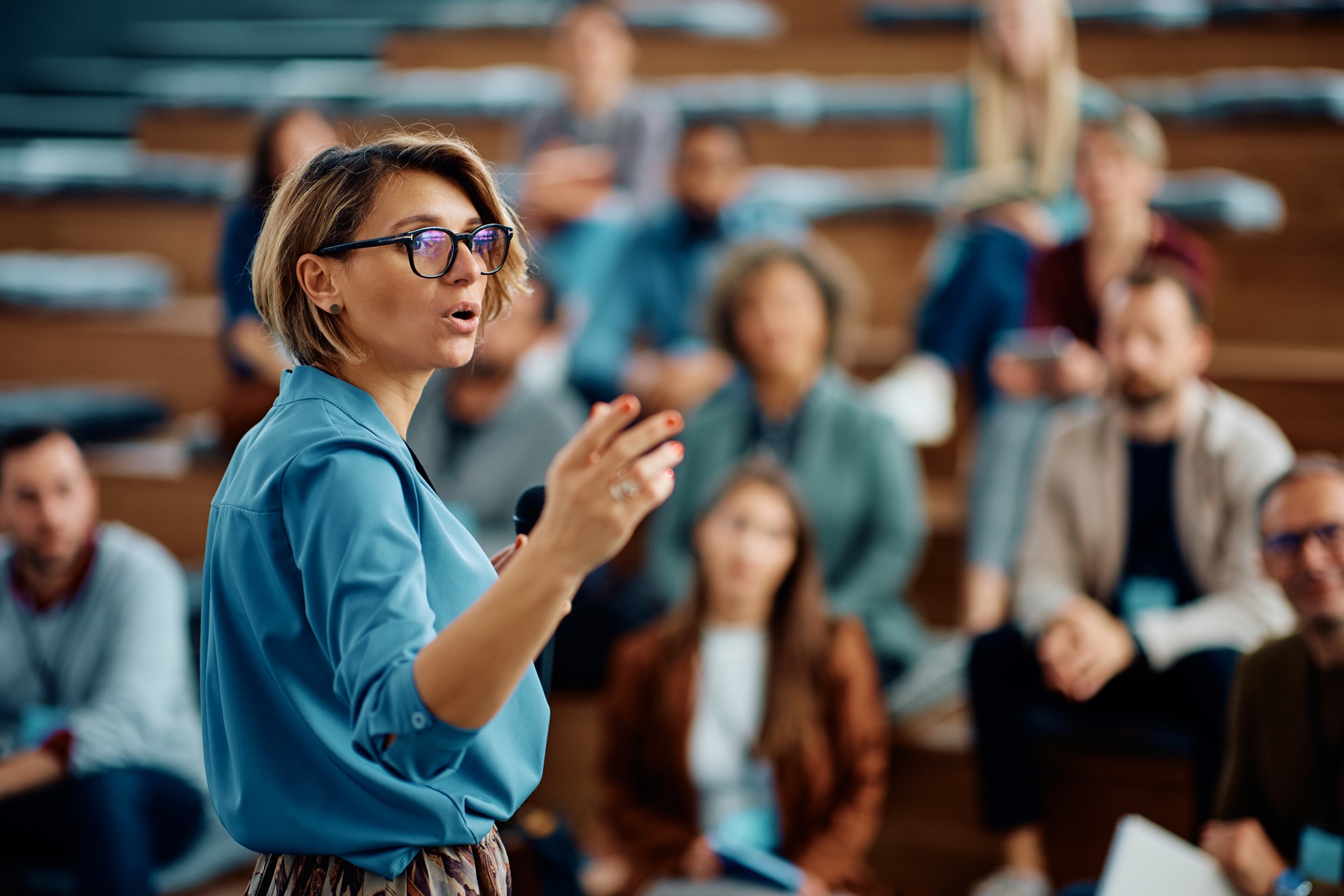 Relatrice che tiene una presentazione durante un seminario aziendale presso il centro congressi.