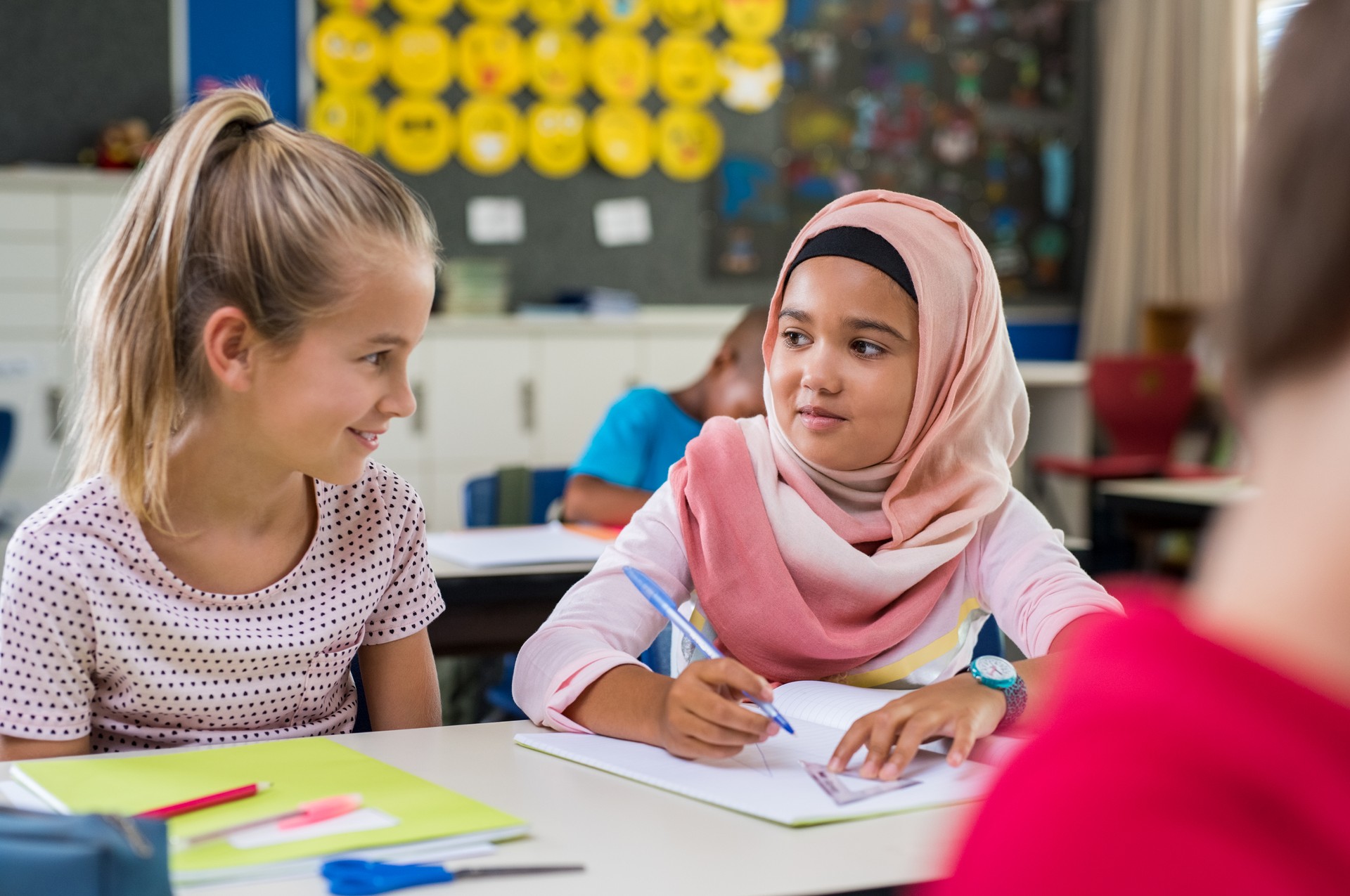 Ragazza musulmana con il suo compagno di classe