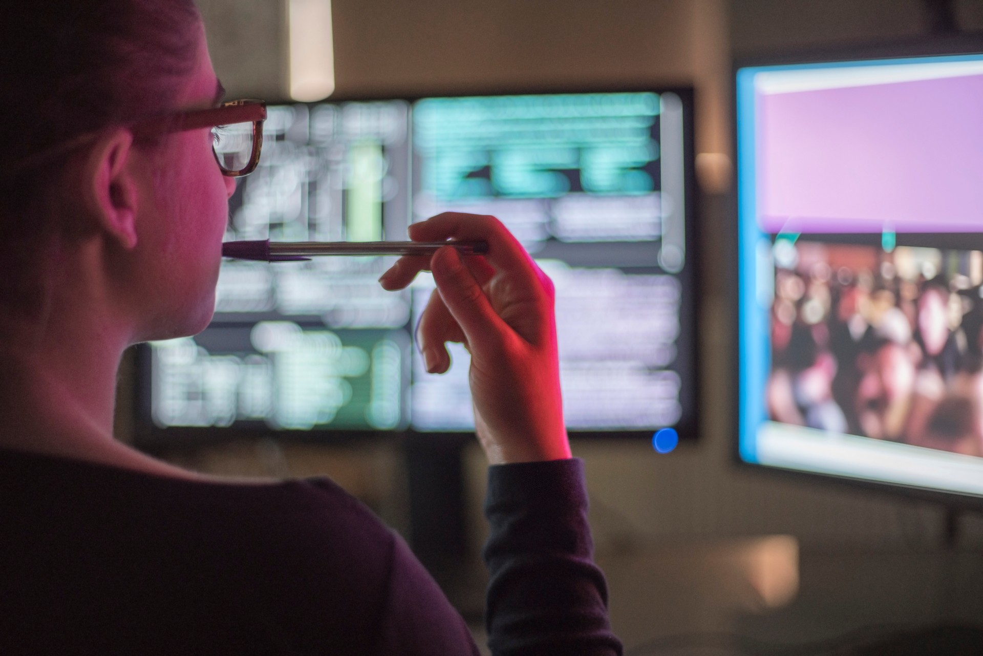 Monitora la luce rossa della donna