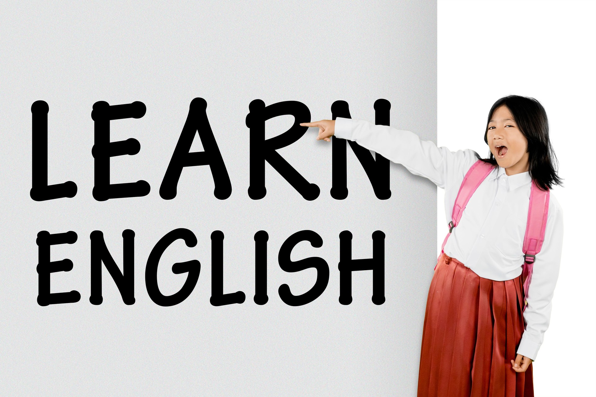 Studentessa che indica il testo "Impara l'inglese" su sfondo bianco