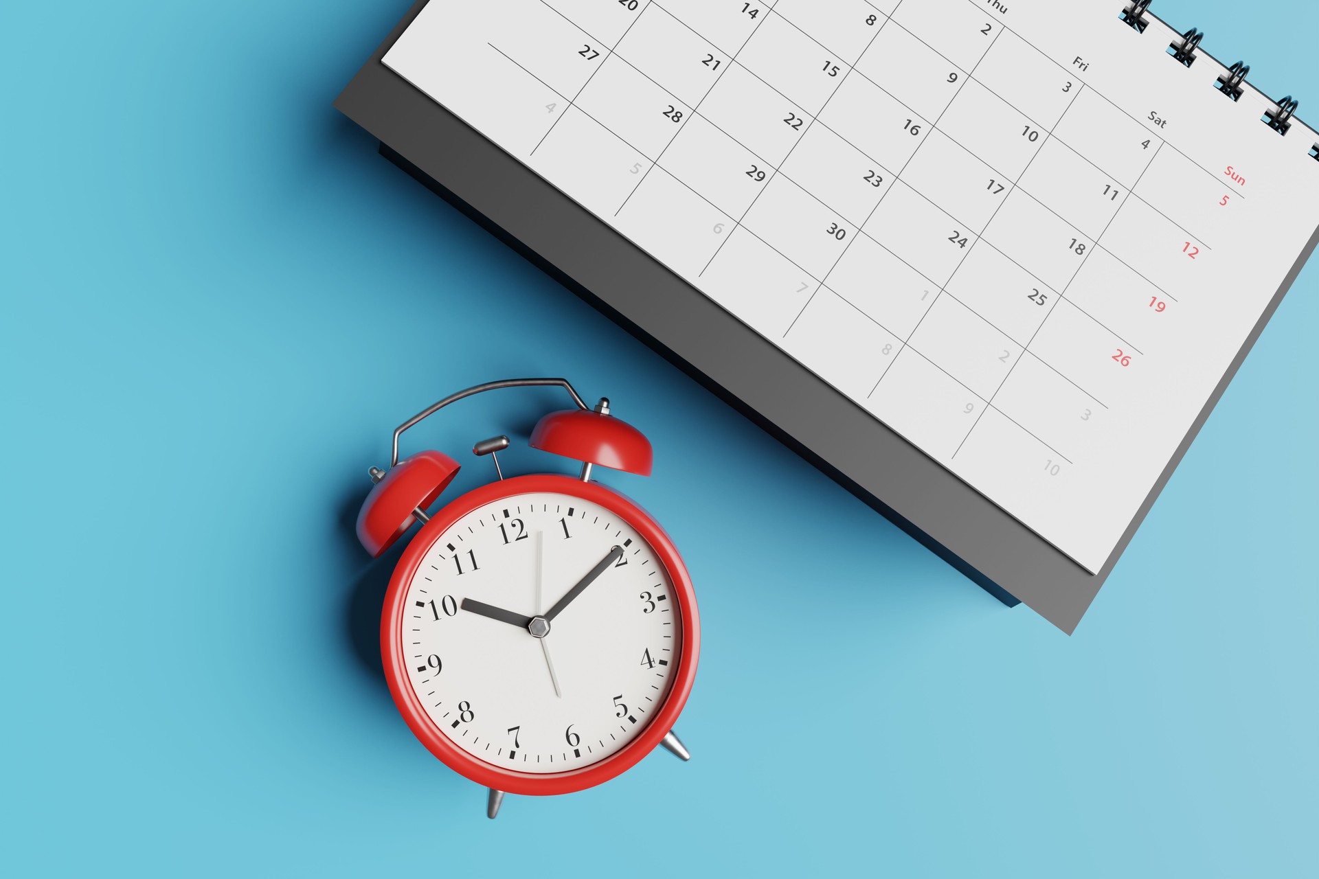 Calendario da tavolo nero e sveglia rossa su sfondo blu. Illustrazione del concetto di tempi stretti, scadenze, scadenze e carico di lavoro