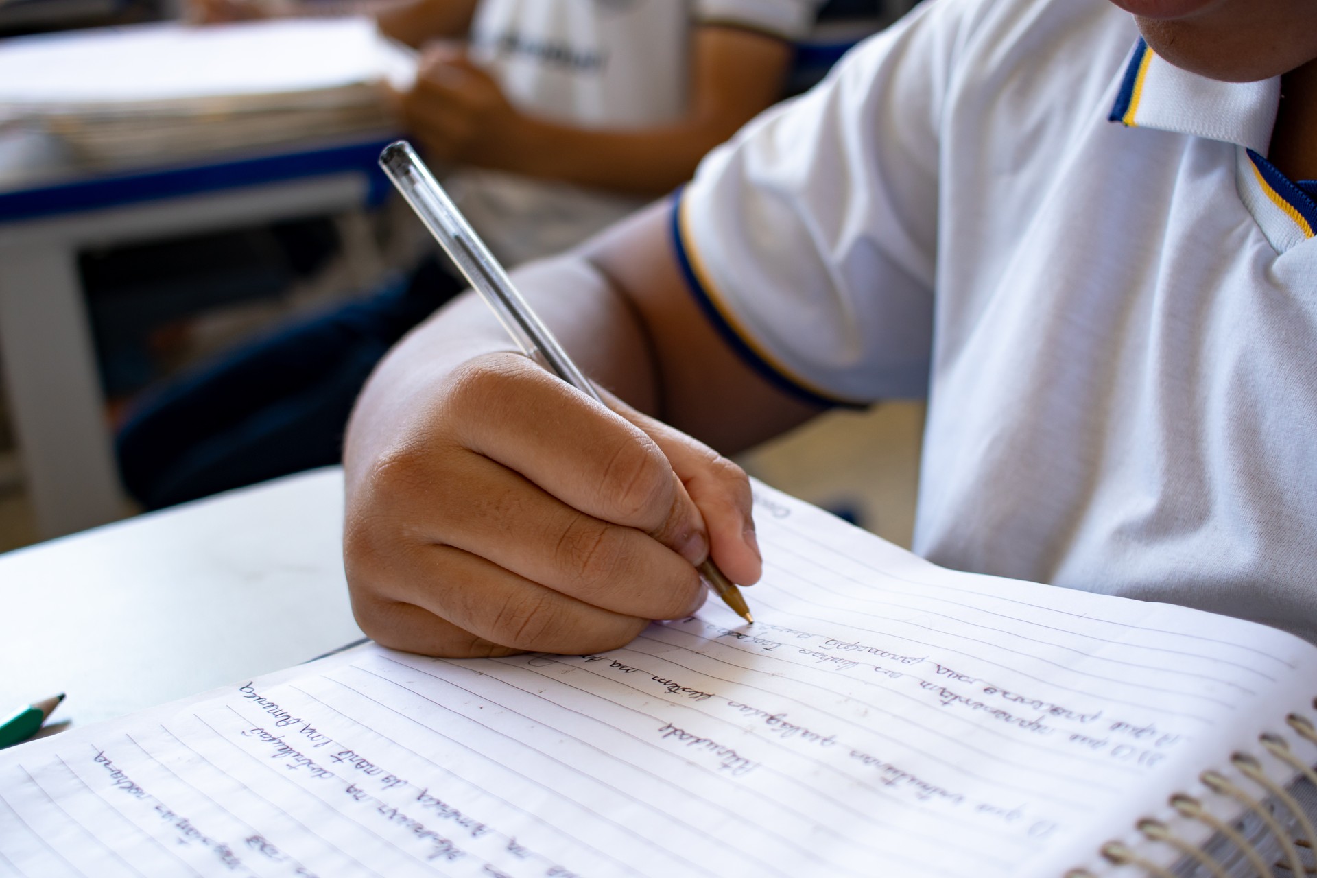 Studente che svolge attività in classe.