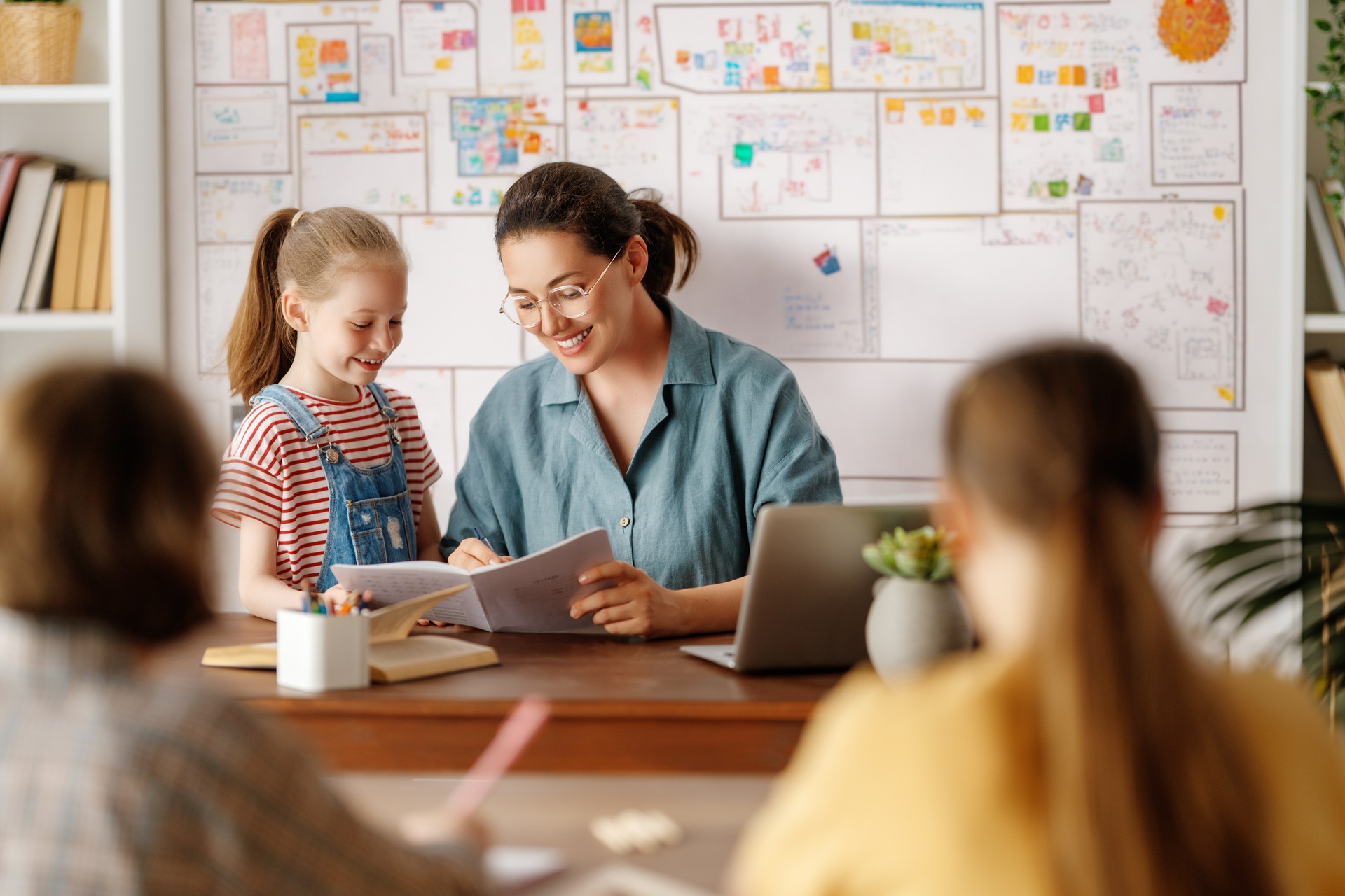 Bambini felici e insegnante a scuola