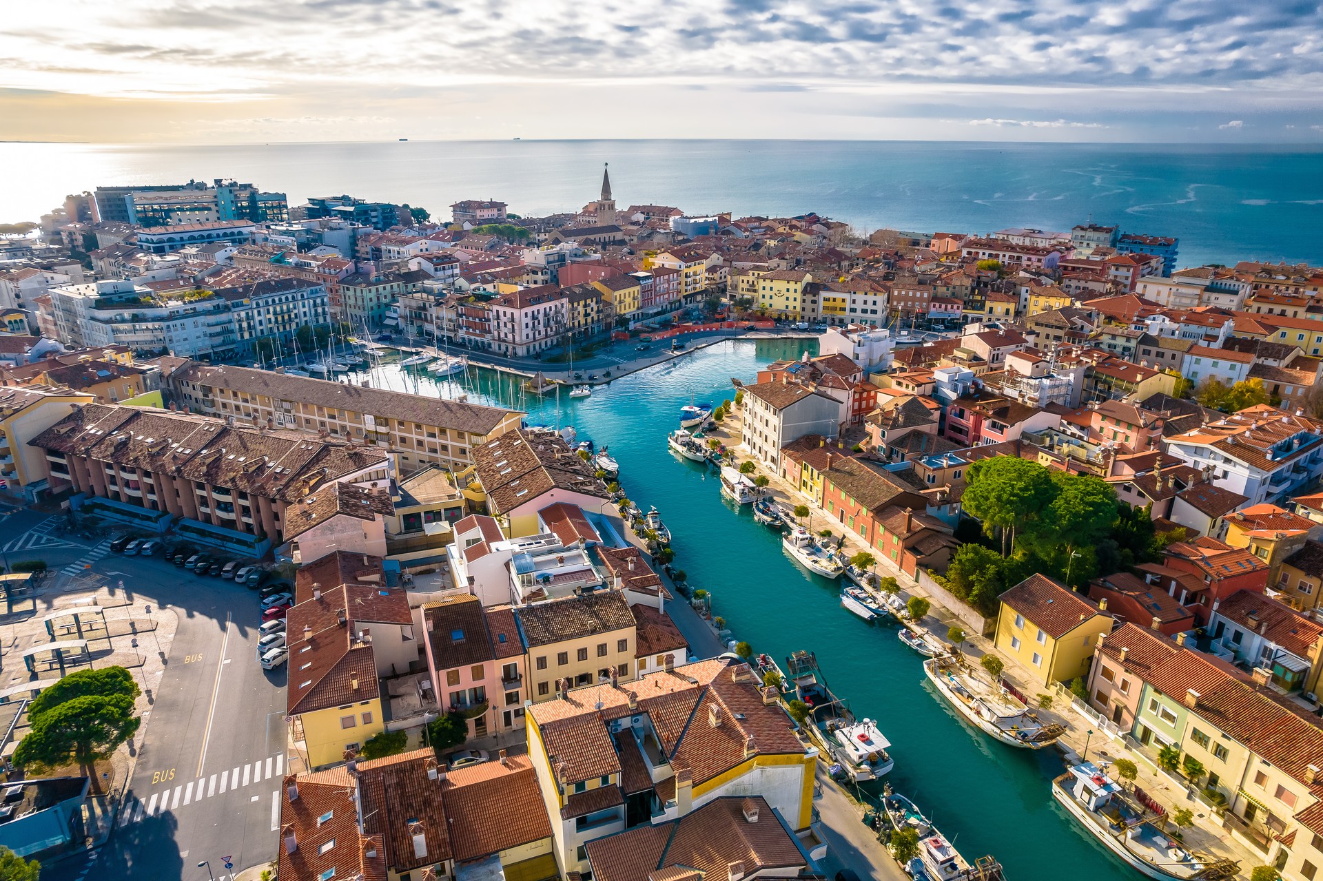 Città di Grado architettura colorata e canali vista aerea, Friuli-Venezia Giulia